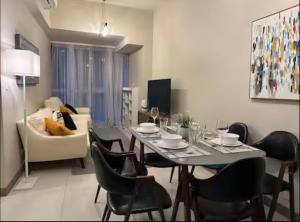 TV a/nebo společenská místnost v ubytování BGC Taguig Uptown 3BR corner unit with pool view, bath tub, wifi, parking, beside Landers BGC