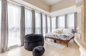 Postel nebo postele na pokoji v ubytování BGC Taguig Uptown 3BR corner unit with pool view, bath tub, wifi, parking, beside Landers BGC