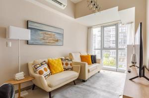 Posezení v ubytování BGC Taguig Uptown 3BR corner unit with pool view, bath tub, wifi, parking, beside Landers BGC