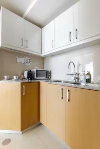 Kuchyň nebo kuchyňský kout v ubytování BGC Taguig Uptown 3BR corner unit with pool view, bath tub, wifi, parking, beside Landers BGC