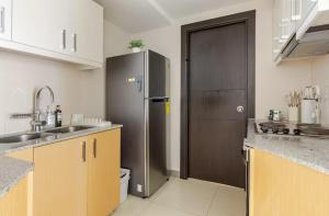Kuchyň nebo kuchyňský kout v ubytování BGC Taguig Uptown 3BR corner unit with pool view, bath tub, wifi, parking, beside Landers BGC