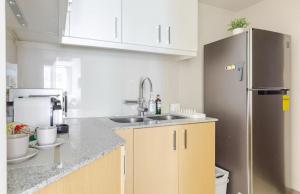 Kuchyň nebo kuchyňský kout v ubytování BGC Taguig Uptown 3BR corner unit with pool view, bath tub, wifi, parking, beside Landers BGC