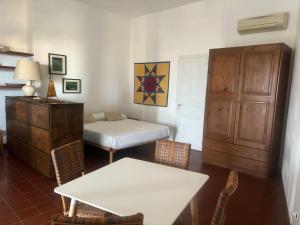 una stanza con un letto, un tavolo e delle sedie di Vacanze Salina Monolocale vista mare a Lingua