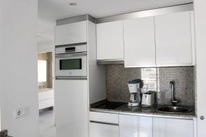 Kuchnia lub aneks kuchenny w obiekcie Apartamentos Esmeralda Unitursa
