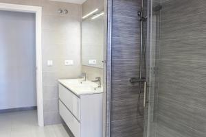 łazienka z umywalką i prysznicem w obiekcie Apartamentos Esmeralda Unitursa w mieście Calpe