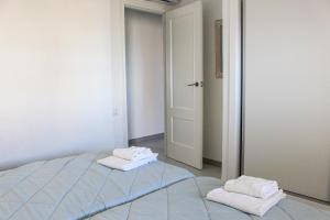 Łóżko lub łóżka w pokoju w obiekcie Apartamentos Esmeralda Unitursa