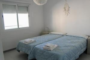 Łóżko lub łóżka w pokoju w obiekcie Apartamentos Esmeralda Unitursa
