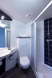un bagno con wc, lavandino e doccia di Hôtel Lodge In Paris 13 a Parigi