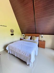 Postel nebo postele na pokoji v ubytování Lombok Hidden Villa