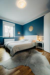 a bedroom with a large bed and a blue wall at Top Villa Nähe Messe, Flughafen BMW & Porsche in Leipzig