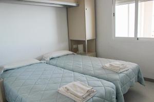 Łóżko lub łóżka w pokoju w obiekcie Apartamentos Esmeralda Unitursa