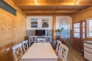 Μια τηλεόραση ή/και κέντρο ψυχαγωγίας στο 3BR Fronton Wave - Ocean View & Parking