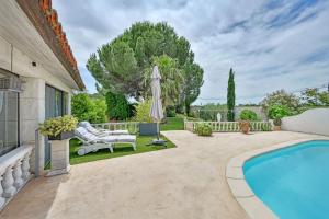 a backyard with a swimming pool and a house at L'écrin de Camargue in Saint-Gilles