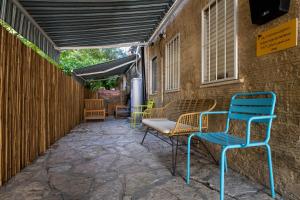 a group of chairs and chairs on a patio at Ehad Ha'am Urban 3BR עם מקלט in Haifa