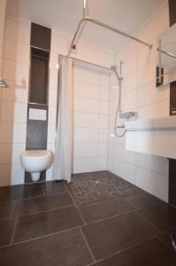 uma casa de banho com um WC e um lavatório em Ferienwohnung Hagener Meer em Mehrhoog