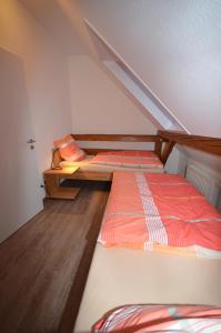 2 Einzelbetten in einem kleinen Zimmer mit in der Unterkunft Ferienwohnung Hagener Meer in Mehrhoog