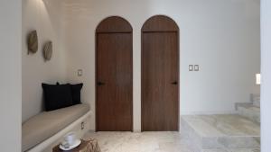 ห้องน้ำของ Divine House with private roof and pool only 1km from the Beach