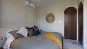 เตียงในห้องที่ Divine House with private roof and pool only 1km from the Beach