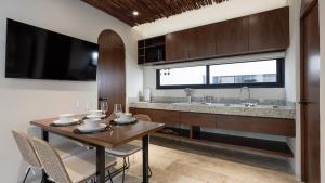 โทรทัศน์และ/หรือระบบความบันเทิงของ Divine House with private roof and pool only 1km from the Beach