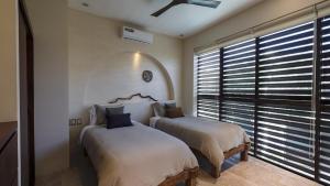เตียงในห้องที่ Divine House with private roof and pool only 1km from the Beach