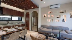 ครัวหรือมุมครัวของ Divine House with private roof and pool only 1km from the Beach