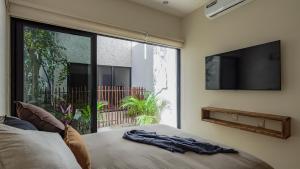 โทรทัศน์และ/หรือระบบความบันเทิงของ Divine House with private roof and pool only 1km from the Beach