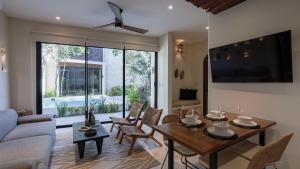 โทรทัศน์และ/หรือระบบความบันเทิงของ Divine House with private roof and pool only 1km from the Beach