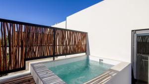สระว่ายน้ำที่อยู่ใกล้ ๆ หรือใน Divine House with private roof and pool only 1km from the Beach