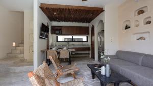 พื้นที่นั่งเล่นของ Divine House with private roof and pool only 1km from the Beach