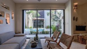 พื้นที่นั่งเล่นของ Divine House with private roof and pool only 1km from the Beach
