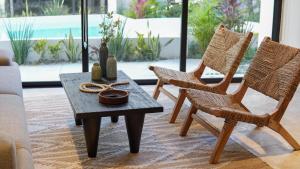 สระว่ายน้ำที่อยู่ใกล้ ๆ หรือใน Divine House with private roof and pool only 1km from the Beach