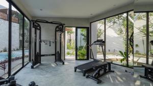 ฟิตเนสเซ็นเตอร์และ/หรือเครื่องออกกำลังกายที่ Divine House with private roof and pool only 1km from the Beach