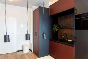 Kuchyňa alebo kuchynka v ubytovaní Sky apartment Wieża Jeżyce-widok, komfort, parking-APC APARTMENTS