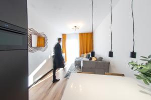 Televízia a/alebo spoločenská miestnosť v ubytovaní Sky apartment Wieża Jeżyce-widok, komfort, parking-APC APARTMENTS