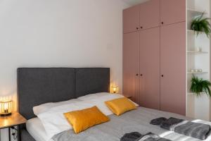 Posteľ alebo postele v izbe v ubytovaní Sky apartment Wieża Jeżyce-widok, komfort, parking-APC APARTMENTS