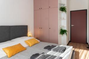 Posteľ alebo postele v izbe v ubytovaní Sky apartment Wieża Jeżyce-widok, komfort, parking-APC APARTMENTS