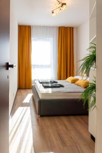 Posteľ alebo postele v izbe v ubytovaní Sky apartment Wieża Jeżyce-widok, komfort, parking-APC APARTMENTS