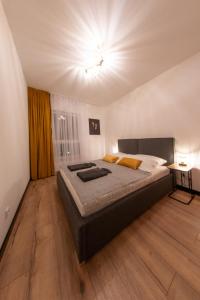 Posteľ alebo postele v izbe v ubytovaní Sky apartment Wieża Jeżyce-widok, komfort, parking-APC APARTMENTS