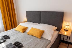 Posteľ alebo postele v izbe v ubytovaní Sky apartment Wieża Jeżyce-widok, komfort, parking-APC APARTMENTS