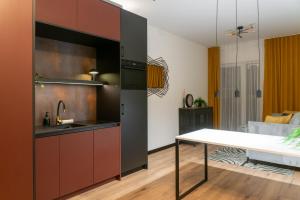 Kuchyňa alebo kuchynka v ubytovaní Sky apartment Wieża Jeżyce-widok, komfort, parking-APC APARTMENTS