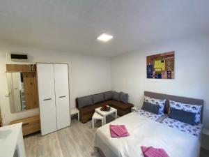 Postel nebo postele na pokoji v ubytování Apartmani Krčmarica 9