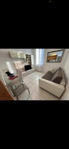 Stazione Venezia MestreにあるVENICE APARTMENtのソファとテーブルのあるリビングルーム