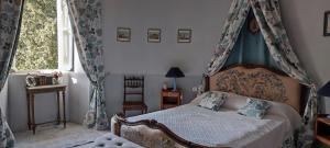 Ένα ή περισσότερα κρεβάτια σε δωμάτιο στο Château de la Mothe +75 φωτογραφίες