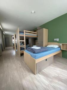 Una habitación con una cama con literas. en Adveniat Paris, en París