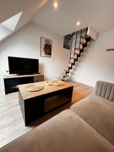 カンペルレにあるLa pause Bretonne Breizhのソファとテレビのあるリビングルーム