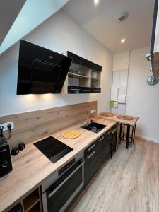 カンペルレにあるLa pause Bretonne Breizhのシンクとカウンタートップのあるキッチン