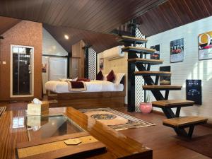 una camera da letto con un letto e una scala a chiocciola di Nirvana Resort a Nagarkot