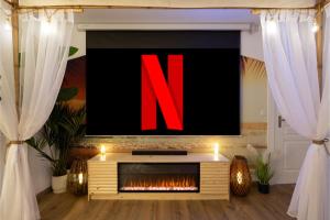 un televisor con la letra n en una sala de estar en CathyVoyages - Ciel étoilé - Bord de Mer - Parking gratuit - Vidéoprojecteur - Lit rond - La Paillote Strasbourgeoise, en Estrasburgo