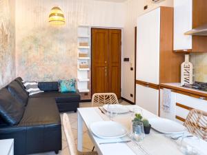 a living room with a couch and a table at Rifugio Al Mare in Genova