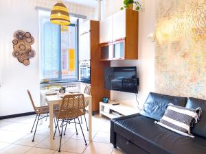 a living room with a couch and a table at Rifugio Al Mare in Genova